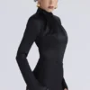 Neneh – Schwarzer Satin-Bodys mit hohem Kragen und langen Ärmeln Neneh – Schwarzer Satin-Bodys mit hohem Kragen und langen Ärmeln