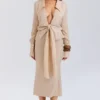 Nevaeh Midi-Kleid mit tiefem Ausschnitt in Mandel Nevaeh Midi-Kleid mit tiefem Ausschnitt in Mandel