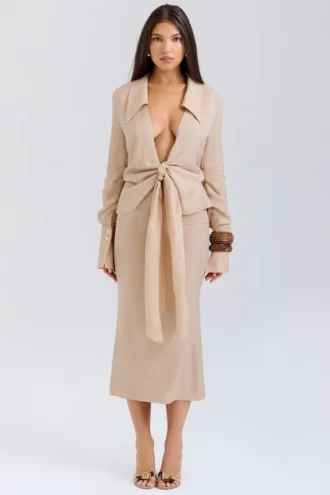 Nevaeh Midi-Kleid mit tiefem Ausschnitt in Mandel