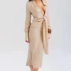 Nevaeh Midi-Kleid mit tiefem Ausschnitt in Mandel Nevaeh Midi-Kleid mit tiefem Ausschnitt in Mandel