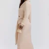 Nevaeh Midi-Kleid mit tiefem Ausschnitt in Mandel Nevaeh Midi-Kleid mit tiefem Ausschnitt in Mandel