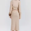 Nevaeh Midi-Kleid mit tiefem Ausschnitt in Mandel Nevaeh Midi-Kleid mit tiefem Ausschnitt in Mandel