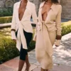 Nevaeh Midi-Kleid mit tiefem Ausschnitt in Mandel Nevaeh Midi-Kleid mit tiefem Ausschnitt in Mandel