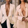 Nevaeh Midi-Kleid mit tiefem Ausschnitt in Mandel Nevaeh Midi-Kleid mit tiefem Ausschnitt in Mandel