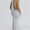 Nova Silbergraues, rückenfreies Maxikleid mit Neckholder Nova Silbergraues, rückenfreies Maxikleid mit Neckholder
