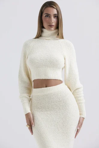 Nyala Cremefarbener, weicher Bouclé-Strickpullover in verkürzter Länge