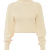 Nyala Cremefarbener, weicher Bouclé-Strickpullover in verkürzter Länge Nyala Cremefarbener, weicher Bouclé-Strickpullover in verkürzter Länge