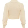 Nyala Cremefarbener, weicher Bouclé-Strickpullover in verkürzter Länge Nyala Cremefarbener, weicher Bouclé-Strickpullover in verkürzter Länge