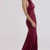 Oliviana Weinrotes Satin-Maxikleid mit Neckholder Oliviana Weinrotes Satin-Maxikleid mit Neckholder