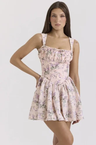 Ophelia-Kleid mit rosa Schleifenprint und Pumphosen Ophelia-Kleid mit rosa Schleifenprint und Pumphosen