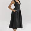 Paloma – Midi-Kleid aus schwarzem Satin mit gedrehten Trägern Paloma – Midi-Kleid aus schwarzem Satin mit gedrehten Trägern