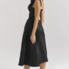 Paloma – Midi-Kleid aus schwarzem Satin mit gedrehten Trägern Paloma – Midi-Kleid aus schwarzem Satin mit gedrehten Trägern