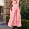 Paloma Pfirsichfarbenes Midikleid aus Satin mit Falten Paloma Pfirsichfarbenes Midikleid aus Satin mit Falten