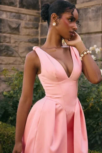 Paloma Pfirsichfarbenes Midikleid aus Satin mit Falten