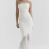 Pearla Elfenbeinfarbenes Maxikleid mit Rüschen Pearla Elfenbeinfarbenes Maxikleid mit Rüschen