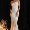 Pearla Elfenbeinfarbenes Maxikleid mit Rüschen Pearla Elfenbeinfarbenes Maxikleid mit Rüschen