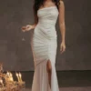 Pearla Elfenbeinfarbenes Maxikleid mit Rüschen Pearla Elfenbeinfarbenes Maxikleid mit Rüschen
