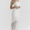 Pearla Elfenbeinfarbenes Maxikleid mit Rüschen Pearla Elfenbeinfarbenes Maxikleid mit Rüschen
