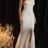 Pearla Elfenbeinfarbenes Maxikleid mit Rüschen Pearla Elfenbeinfarbenes Maxikleid mit Rüschen