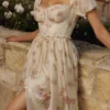 Penelope Elfenbeinfarbenes Midi-Kleid aus Chiffon mit Vintage-Rosenprint Penelope Elfenbeinfarbenes Midi-Kleid aus Chiffon mit Vintage-Rosenprint