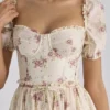 Penelope Elfenbeinfarbenes Midi-Kleid aus Chiffon mit Vintage-Rosenprint Penelope Elfenbeinfarbenes Midi-Kleid aus Chiffon mit Vintage-Rosenprint