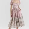 Penelope – Midi-Kleid aus rosa Chiffon mit Blumenmuster Penelope – Midi-Kleid aus rosa Chiffon mit Blumenmuster