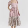 Penelope – Midi-Kleid aus rosa Chiffon mit Blumenmuster Penelope – Midi-Kleid aus rosa Chiffon mit Blumenmuster