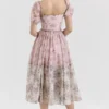 Penelope – Midi-Kleid aus rosa Chiffon mit Blumenmuster Penelope – Midi-Kleid aus rosa Chiffon mit Blumenmuster