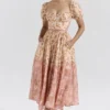 Penelope Pfirsichfarbenes Midi-Sommerkleid mit Poppy-Print und Puffärmeln Penelope Pfirsichfarbenes Midi-Sommerkleid mit Poppy-Print und Puffärmeln