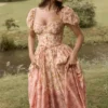 Penelope Pfirsichfarbenes Midi-Sommerkleid mit Poppy-Print und Puffärmeln Penelope Pfirsichfarbenes Midi-Sommerkleid mit Poppy-Print und Puffärmeln