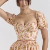 Penelope Pfirsichfarbenes Midi-Sommerkleid mit Poppy-Print und Puffärmeln Penelope Pfirsichfarbenes Midi-Sommerkleid mit Poppy-Print und Puffärmeln