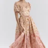 Penelope Pfirsichfarbenes Midi-Sommerkleid mit Poppy-Print und Puffärmeln Penelope Pfirsichfarbenes Midi-Sommerkleid mit Poppy-Print und Puffärmeln