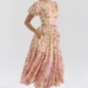 Penelope Pfirsichfarbenes Midi-Sommerkleid mit Poppy-Print und Puffärmeln Penelope Pfirsichfarbenes Midi-Sommerkleid mit Poppy-Print und Puffärmeln