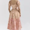 Penelope Pfirsichfarbenes Midi-Sommerkleid mit Poppy-Print und Puffärmeln Penelope Pfirsichfarbenes Midi-Sommerkleid mit Poppy-Print und Puffärmeln