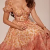 Penelope Pfirsichfarbenes Midi-Sommerkleid mit Poppy-Print und Puffärmeln Penelope Pfirsichfarbenes Midi-Sommerkleid mit Poppy-Print und Puffärmeln