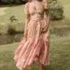Penelope Pfirsichfarbenes Midi-Sommerkleid mit Poppy-Print und Puffärmeln Penelope Pfirsichfarbenes Midi-Sommerkleid mit Poppy-Print und Puffärmeln