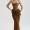 Persephone – Maxikleid aus kaffeefarbenem Samt mit trägerlosem Korsett