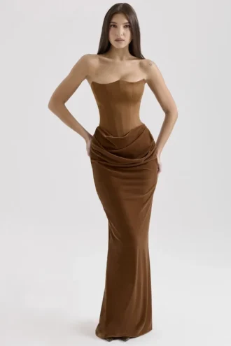 Persephone – Maxikleid aus kaffeefarbenem Samt mit trägerlosem Korsett