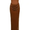 Persephone – Maxikleid aus kaffeefarbenem Samt mit trägerlosem Korsett