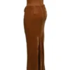 Persephone – Maxikleid aus kaffeefarbenem Samt mit trägerlosem Korsett