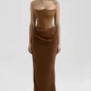 Persephone – Maxikleid aus kaffeefarbenem Samt mit trägerlosem Korsett