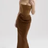 Persephone – Maxikleid aus kaffeefarbenem Samt mit trägerlosem Korsett