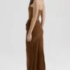 Persephone – Maxikleid aus kaffeefarbenem Samt mit trägerlosem Korsett