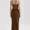 Persephone – Maxikleid aus kaffeefarbenem Samt mit trägerlosem Korsett