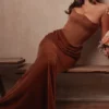 Persephone – Maxikleid aus kaffeefarbenem Samt mit trägerlosem Korsett
