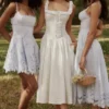Phoebe – Weißes Midi-Kleid mit Broderie-Anglaise-Borte