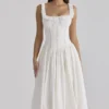 Phoebe – Weißes Midi-Kleid mit Broderie-Anglaise-Borte