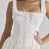 Phoebe – Weißes Midi-Kleid mit Broderie-Anglaise-Borte