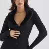 Raine – Schwarzes Kleid mit Kunstfellbesatz Raine – Schwarzes Kleid mit Kunstfellbesatz