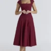 Raisa Midi-Kleid aus Weinrotem Twill mit Spitzenrücken Raisa Midi-Kleid aus Weinrotem Twill mit Spitzenrücken